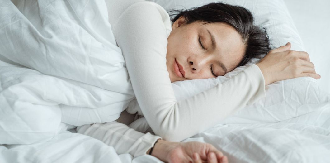 Femme dormant paisiblement avec homéopathie