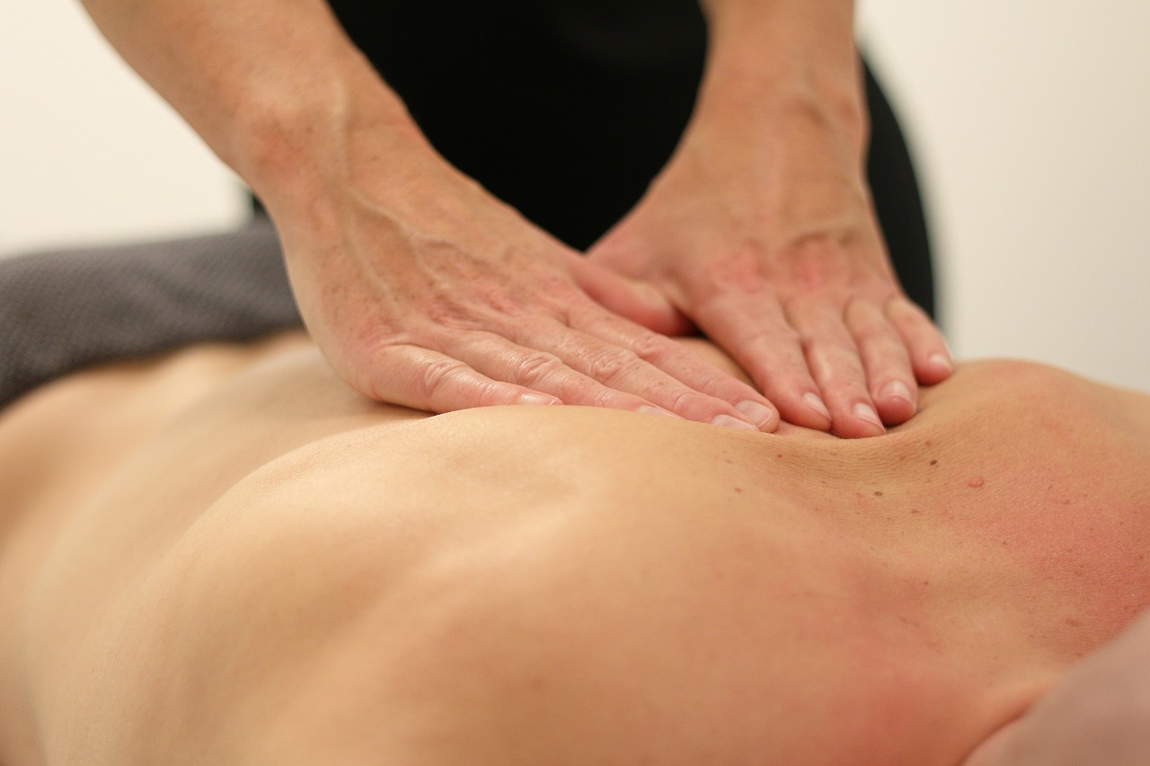 Massage sur le haut du dos